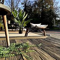 Bij TimberTouch streven we ernaar om hoogwaardige producten te leveren die niet alleen duurzaam en functioneel zijn, maar ook mooi aangezicht hebben. Onze vlonderplanken, met een afmeting van 20x2,5x359 cm, zijn hier een perfect voorbeeld van.

Materiaal & duurzaamheid
Timbertouch® is gemaakt van polyurethaan, een type kunststof dat ontworpen is om het uiterlijk van hout na te bootsen. Ze hebben vaak een lichte structuur en reliëf die op hout lijkt, maar ze zijn lichter en minder gevoelig voor krimpen en uitzetten door temperatuur- of vochtveranderingen, dan echt hout. TimberTouch® is zeer duurzaam en bestand tegen vocht en schimmelaanslag.

Onderhoud
PU-planken zijn onderhoudsarm en gemakkelijk schoon te maken met water. Ze hoeven niet te worden geschuurd, gelakt of geolied, wat bij houten planken wel nodig is.

Milieu
TimberTouch® gebruikt voor een groot deel gerecycled materiaal in de kern. TimberTouch® planken bevatten geen hout(vezels), wat ontbossing voorkomt en de druk op natuurlijke bossen vermindert.