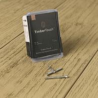 Bij TimberTouch® bieden we niet alleen hoogwaardige vlonder- en kantplanken, maar ook een uitgebreid assortiment accessoires om uw vlonderproject tot in de puntjes af te werken. Onze accessoires zijn zorgvuldig geselecteerd om perfect te passen bij onze producten, zodat u een naadloze en professionele afwerking kunt realiseren.

Schroeven

Onze schroeven zijn speciaal ontworpen voor gebruik met TimberTouch® vlonderplanken. Ze zijn gemaakt van roestvrij staal en voorzien van een speciale coating die zorgt voor extra duurzaamheid en weerstand tegen de elementen. Deze schroeven bieden een stevige bevestiging en voorkomen verkleuring en corrosie, waardoor uw vlonder jarenlang mooi blijft.

Malletjes

Om het installatieproces te vergemakkelijken, bieden we handige malletjes aan. Deze malletjes zorgen voor een gelijkmatige plaatsing van de schroeven en helpen bij het behouden van de juiste afstand tussen de planken. Dit zorgt niet alleen voor een strak en professioneel uiterlijk, maar ook voor een stabiele en duurzame constructie.

Onderregels

Onze onderregels zijn geproduceerd van gerecycled materiaal. De maximale afstand tussen de regels mag niet meer dan 35cm zijn.
Diagonaal vlonderplanken plaatsen? De maximale afstand betreft dan 30cm tussen de regels.