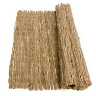 Natuurlijke materialen, zoals wilgentenen, bamboe, heide, riet en boomschors. Deze materialen worden met de hand geweven om een stevige structuur te creëren die privacy biedt en beschutting tegen wind en zon.
Natuurlijke schuttingen zijn een duurzame en milieuvriendelijke optie voor tuinomheiningen, omdat ze geen chemische behandeling nodig hebben en volledig biologisch afbreekbaar zijn. Ze passen ook goed bij natuurlijke en rustieke tuinontwerpen en kunnen helpen om een natuurlijke sfeer te creëren.
Wij bieden verschillende soorten natuurlijke schuttingen aan, variërend in grootte en materiaalkeuze. Deze schuttingen kunnen worden gebruikt om een afscheiding te creëren tussen verschillende delen van de tuin, om privacy te bieden op een balkon of terras, of om een sfeervolle scheidingswand te creëren in een interieurruimte.