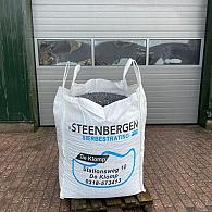 Wij bieden grind en split aan in verschillende verpakkingen: 25, 500, 750, 1000 en 1500 kg. Grind en split zijn kleine, steenachtige materialen die vaak worden gebruikt als decoratieve elementen in tuinen, opritten en paden. Grind en split zijn duurzaam en gemakkelijk te onderhouden, en kunnen in verschillende kleuren en maten worden geleverd. De keuze voor een bepaalde verpakking hangt af van de grootte van het project en de hoeveelheid grind of split die nodig is. Onze verschillende verpakkingsopties maken het mogelijk om aan de behoeften van elke klant te voldoen.

Voor een dikte van 4-5cm heeft u 75 kg per 1 m2 nodig.