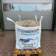 Wij bieden grind en split aan in verschillende verpakkingen: 25, 500, 750, 1000 en 1500 kg. Grind en split zijn kleine, steenachtige materialen die vaak worden gebruikt als decoratieve elementen in tuinen, opritten en paden. Grind en split zijn duurzaam en gemakkelijk te onderhouden, en kunnen in verschillende kleuren en maten worden geleverd. De keuze voor een bepaalde verpakking hangt af van de grootte van het project en de hoeveelheid grind of split die nodig is. Onze verschillende verpakkingsopties maken het mogelijk om aan de behoeften van elke klant te voldoen.

Voor een dikte van 4-5cm heeft u 75 kg per 1 m2 nodig.