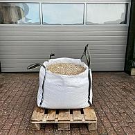Wij bieden grind en split aan in verschillende verpakkingen: 25, 500, 750, 1000 en 1500 kg. Grind en split zijn kleine, steenachtige materialen die vaak worden gebruikt als decoratieve elementen in tuinen, opritten en paden. Grind en split zijn duurzaam en gemakkelijk te onderhouden, en kunnen in verschillende kleuren en maten worden geleverd. De keuze voor een bepaalde verpakking hangt af van de grootte van het project en de hoeveelheid grind of split die nodig is. Onze verschillende verpakkingsopties maken het mogelijk om aan de behoeften van elke klant te voldoen.

Voor een dikte van 4-5cm heeft u 75 kg per 1 m2 nodig.