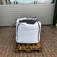 Wij bieden grind en split aan in verschillende verpakkingen: 25, 500, 750, 1000 en 1500 kg. Grind en split zijn kleine, steenachtige materialen die vaak worden gebruikt als decoratieve elementen in tuinen, opritten en paden. Grind en split zijn duurzaam en gemakkelijk te onderhouden, en kunnen in verschillende kleuren en maten worden geleverd. De keuze voor een bepaalde verpakking hangt af van de grootte van het project en de hoeveelheid grind of split die nodig is. Onze verschillende verpakkingsopties maken het mogelijk om aan de behoeften van elke klant te voldoen.

Voor een dikte van 4-5cm heeft u 75 kg per 1 m2 nodig.
