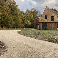 Achterhoeks Padvast is een type halfverharding dat wordt gebruikt voor wandel- en fietspaden, opritten en parkeerplaatsen. Het bestaat uit een mengsel van grind, zand en een speciale bindmiddel, waardoor het een stabiele en stevige ondergrond vormt voor zwaar belaste verkeersgebieden. Het padvast heeft een natuurlijke en rustieke uitstraling en is verkrijgbaar in verschillende kleuren en korrelgroottes.
Het wordt veel gebruikt in de Achterhoek, een streek in Oost-Nederland, waar het bekend staat om zijn duurzaamheid en onderhoudsvriendelijkheid.
Achterhoeks Padvast is een goede keuze voor wie op zoek is naar een betaalbare en milieuvriendelijke oplossing voor verharding van paden en wegen.