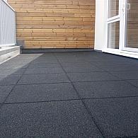 Rubber tegels zijn speciale rubberen tegels die gebruikt worden om de impact van een val te verminderen, bijvoorbeeld op speelplaatsen of sportvelden. Deze tegels hebben een zachte en flexibele structuur die ervoor zorgt dat de energie van de val geabsorbeerd wordt, waardoor de kans op letsel wordt verminderd. Daarnaast zijn de tegels slipvast en onderhoudsvriendelijk. Door de verschillende kleuren en patronen zijn er diverse mogelijkheden om een speelse uitstraling te creëren op de speelplaats.
Valdemping rubber tegels zijn verkrijgbaar in verschillende maten en diktes en zijn geschikt voor zowel binnen- als buitengebruik.