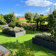 Kunstgras is een synthetisch materiaal dat is ontworpen om eruit te zien en aan te voelen als natuurlijk gras. Het wordt vaak gebruikt als een alternatief voor natuurlijk gras op sportvelden, in tuinen, op balkons en op andere locaties waar natuurlijk gras niet kan groeien of praktisch niet is. Kunstgras is gemaakt van materialen zoals polyethyleen, polypropyleen of nylon en heeft vaak een laag van rubber of zand om het op zijn plaats te houden. Het is duurzaam en onderhoudsarm, en biedt een groen en aantrekkelijk oppervlak dat het hele jaar door gebruikt kan worden, ongeacht de weersomstandigheden.

Kunstgras wordt standaard geleverd op een rol van 400 cm breed. De lengte is in de door u gewenste maat te bestellen.