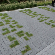 Beton bestrating is een type bestratingsmateriaal gemaakt van cement, zand, grind en water. Het is een duurzaam en sterk materiaal dat geschikt is voor verschillende toepassingen, zoals terrassen, opritten, parkeerplaatsen, voetpaden en wegen. Beton bestrating is verkrijgbaar in verschillende kleuren, texturen en maten, waardoor het geschikt is voor zowel functionele als esthetische toepassingen.
Beton bestrating heeft als voordelen dat het gemakkelijk te onderhouden is, een lange levensduur heeft en bestand is tegen zware belasting. Het is een populair en veelgebruikt bestratingsmateriaal in de bouw- en landschapsarchitectuur.