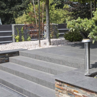 Natuursteen traptreden zijn treden voor trappen die gemaakt zijn van natuursteen, zoals graniet, marmer of travertin. Deze traptreden hebben een natuurlijke uitstraling en zijn duurzaam en slijtvast. Ze worden veel gebruikt in zowel binnen- als buitentoepassingen, zoals in woningen, tuinen, parken en openbare ruimtes. Natuursteen traptreden kunnen worden geleverd in verschillende maten, kleuren en afwerkingen, zodat ze kunnen worden aangepast aan de specifieke behoeften van de klant.
Door hun duurzaamheid en esthetische waarde zijn natuursteen traptreden een populaire keuze voor mensen die op zoek zijn naar hoogwaardige en stijlvolle trappen.