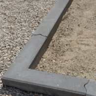 Beton opsluitbanden zijn betonnen randen die worden gebruikt om verschillende elementen op hun plaats te houden, zoals bestrating, gras, grind en tuinbedden. Ze zijn verkrijgbaar in verschillende maten, vormen en kleuren, waardoor ze geschikt zijn voor verschillende toepassingen en ontwerpstijlen.
Beton opsluitbanden worden gebruikt om de randen van bestrating en andere elementen te versterken en te beschermen tegen verzakking, beweging en verspreiding. Ze zorgen ook voor een nette afwerking van de randen en voorkomen dat de omliggende elementen overlopen in elkaar.
Beton opsluitbanden zijn duurzaam, onderhoudsvriendelijk en bieden een betaalbare oplossing voor het creëren van een professionele en nette uitstraling in tuinen, opritten en openbare ruimtes.