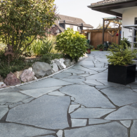 Natuursteen flagstones zijn dunne platen van natuursteen, die vaak onregelmatige vormen hebben. Ze worden gebruikt voor het creëren van bijvoorbeeld terrassen, looppaden, opritten en muren in de tuin of rondom het huis. Flagstones zijn verkrijgbaar in verschillende soorten natuursteen, zoals leisteen, kwartsiet, graniet en kalksteen, en hebben daardoor elk hun eigen uitstraling. Het gebruik van natuursteen in de tuin geeft een natuurlijke en luxe uitstraling en is daardoor populair bij tuinliefhebbers en landschapsarchitecten.
Flagstones worden meestal gelegd op een fundering van zand, grind of split en worden vastgezet met speciale lijm of voegmiddelen.