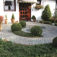Natuursteen bestrating is een soort bestrating dat gemaakt is van natuursteen, zoals graniet, kalksteen, leisteen of zandsteen. Het wordt gebruikt om oppervlakken, zoals opritten, terrassen, trottoirs en binnenplaatsen te bedekken.
Natuursteen bestrating is populair vanwege de duurzaamheid, het esthetische uiterlijk en de verschillende afwerkingen die beschikbaar zijn, zoals gevlamd, gepolijst of gezoet. Natuursteen bestrating is bestand tegen weersinvloeden en kan jaren meegaan zonder te vervagen of te beschadigen.
Het wordt vaak gebruikt in residentiële en commerciële landschapsarchitectuur vanwege de natuurlijke uitstraling en de mogelijkheid om zich aan te passen aan verschillende ontwerpen. Natuursteen bestrating kan ook worden gebruikt om contrast te creëren met andere materialen en om de esthetische waarde van een eigendom te verhogen.