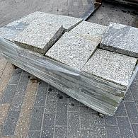 Graniet Lichtgrijs 30x30x5/7cm 2-zijdig gekapt (nog 4.86 m2)