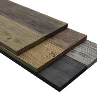 Een vlonder die je tuin tot leven brengt!

Een terras moet niet alleen mooi zijn op de eerste dag, maar jarenlang meeademen met jouw buitenleven. Daarom werken we met composiet vlonderplanken die de warmte van hout combineren met de duurzaamheid van moderne techniek. Ze blijven vormvast, splintervrij en kleurstabiel — zonder het jaarlijkse onderhoud dat echt hout vraagt. Even schoonmaken is genoeg.

Elke plank heeft een natuurlijke tekening en subtiele kleurvariaties, waardoor het geheel een rustige maar levendige uitstraling krijgt. Je ziet de charme van hout, maar voelt het gemak van een materiaal dat tegen weer, wind en intensief gebruik kan. De structuur biedt daarnaast grip, ook rondom zwembaden of in natte omstandigheden.

De planken zijn geschikt voor terrassen, veranda’s, tuinpaden en andere projecten waar een sterke, comfortabele vloer gewenst is. Dankzij slimme bevestigingssystemen ontstaat een strak, gelijkmatig en onderhoudsarm resultaat.

Een vlonder die mooi blijft