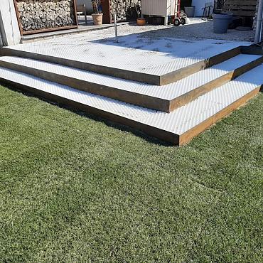 Rigidline 100 x 2200 mm. Corten incl. 3 platte grondpennen en verbindingsplaat