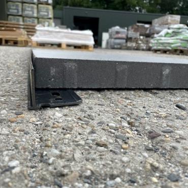 Kantopsluiting kunststof zwart 230cm x 5 cm hoog (compleet met ankers)